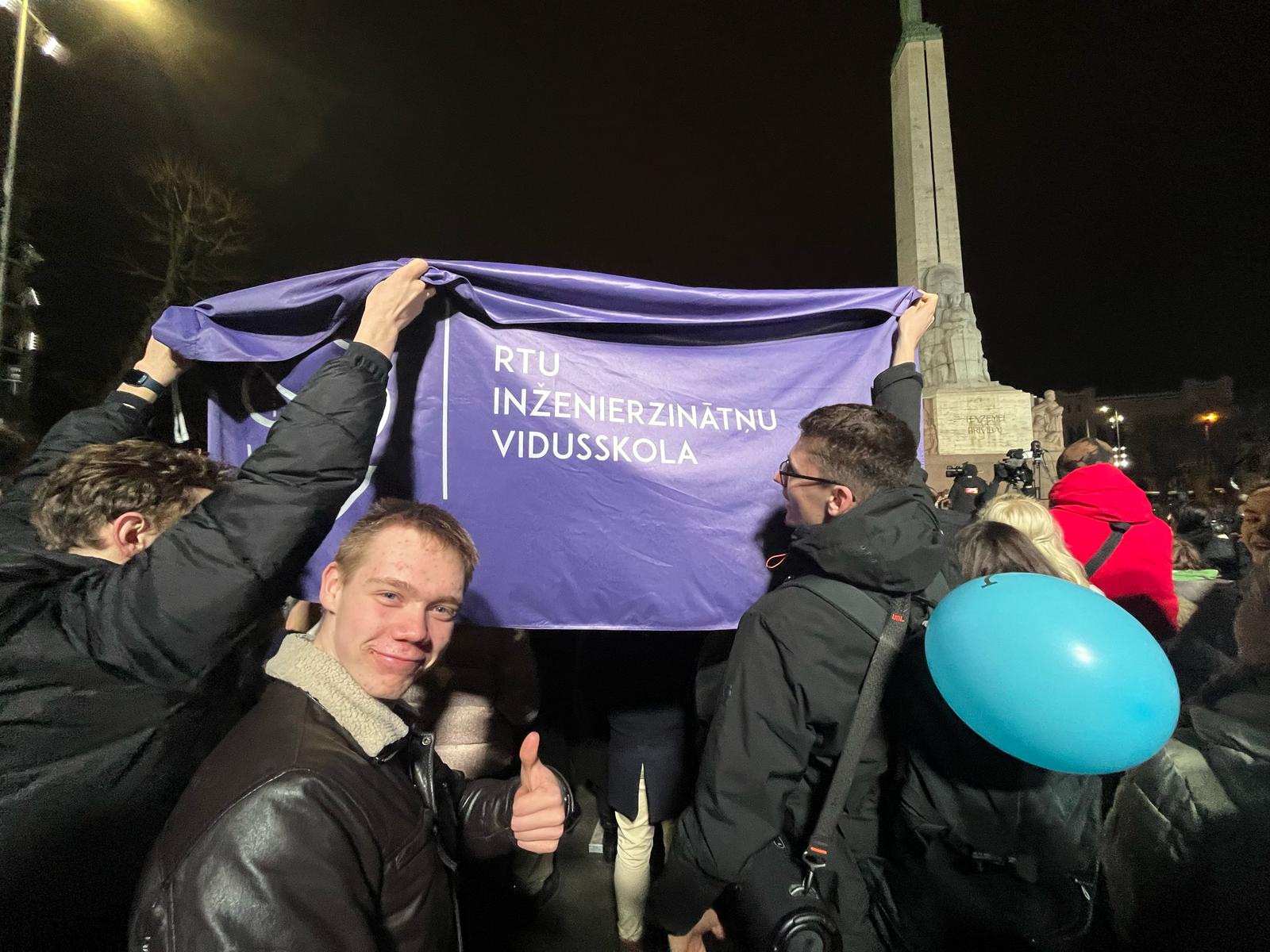 Matīss Kaža iemūžina savu parakstu IZV arbaletā